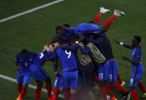 Read more about the article Griezmann, Payet hands France late win