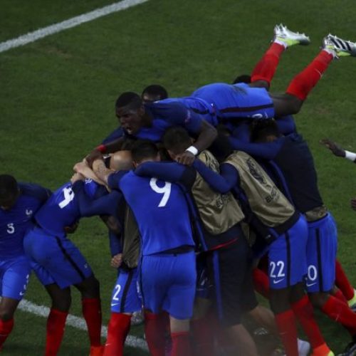 Griezmann, Payet hands France late win