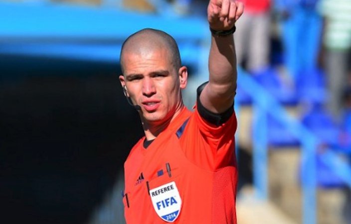 You are currently viewing Mosimane hails referee Victor Gomes