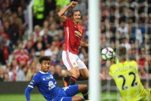 Read more about the article Ibra leads United to victory
