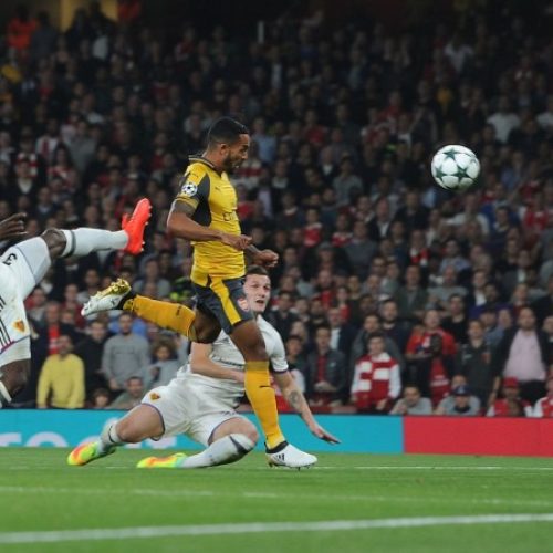 Walcott shines as Arsenal cruise