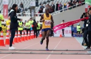 Read more about the article Mokoka races to third victory in Shanghai Marathon