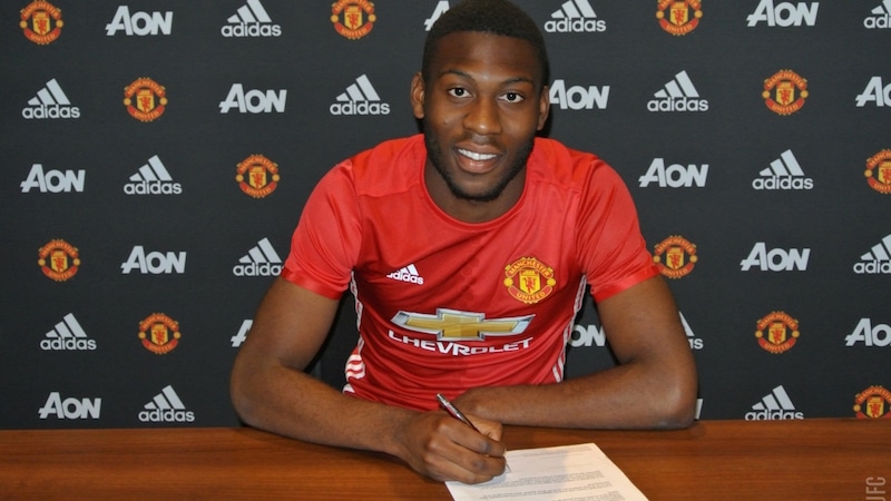 You are currently viewing Fosu-Mensah signs new United deal