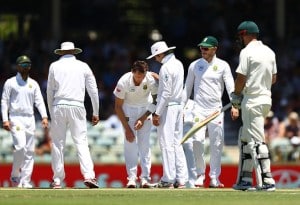 Read more about the article Proteas hit back but Steyn is laid low with injury