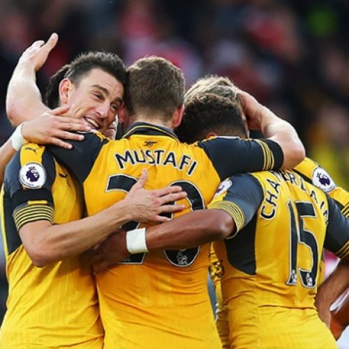 Welbeck, Walcott fire Arsenal past Southampton