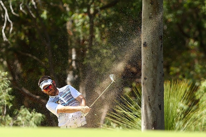 You are currently viewing Hole-out helps Oosthuizen reach top eight