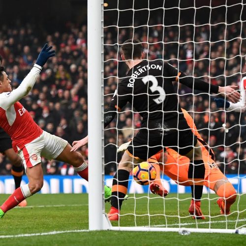 Sanchez fires Arsenal past Hull City