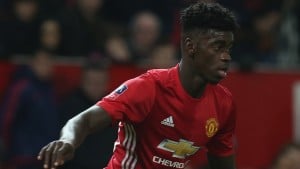 Read more about the article Tuanzebe signs new United deal