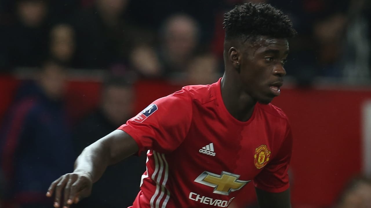 You are currently viewing Tuanzebe signs new United deal