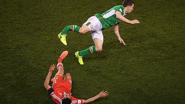 You are currently viewing WATCH: Ireland defender breaks leg in horror tackle