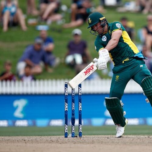 AB de Villiers powers the Proteas to 279-8