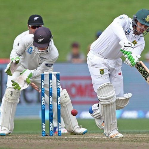 De Kock piles pressure on Black Caps