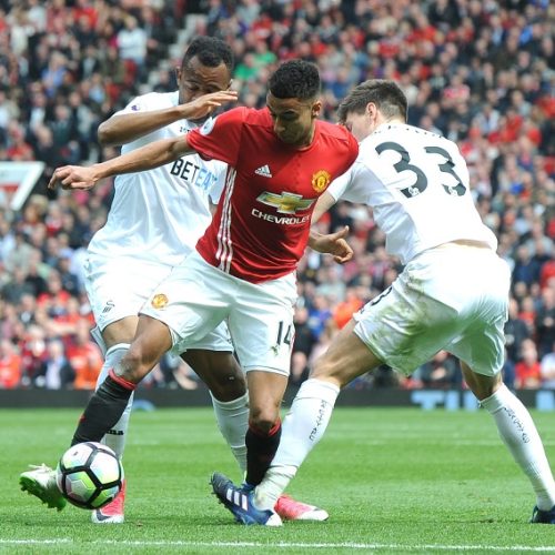 Sigurdsson frustrates Man United