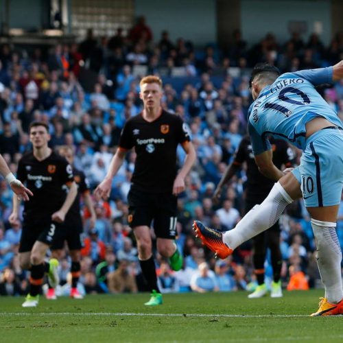 Aguero, Sterling shine as City ease past Hull