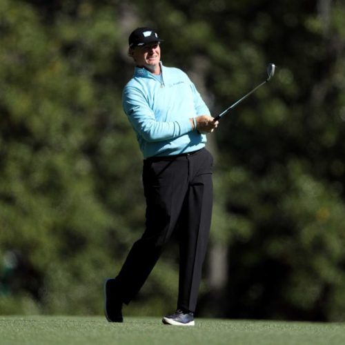 Els, Oosthuizen five off the lead