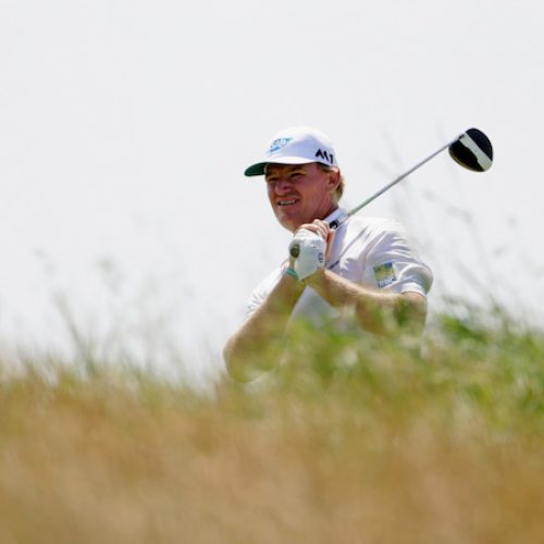 Els survives late stumble at US Open