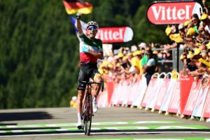 Read more about the article Aru wins stage, Froome takes yellow jersey