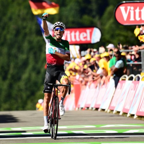 Aru wins stage, Froome takes yellow jersey