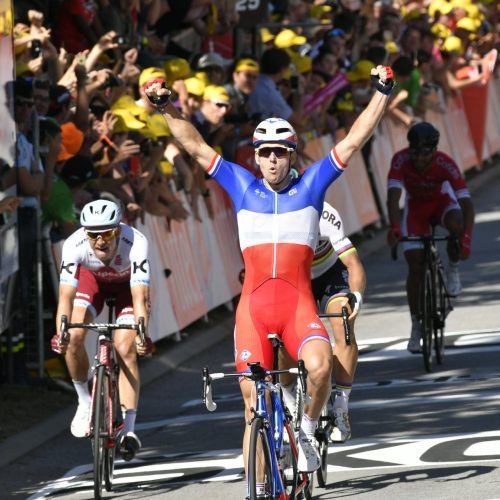 Demare wins stage as Thomas, Cavendish crash