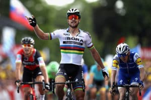 Read more about the article Sagan holds off Matthews to win stage three