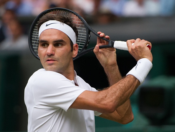 You are currently viewing Federer, Djokovic cruise through