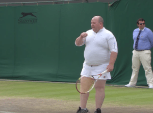 Read more about the article Watch: Male fan plays in skirt at Wimbledon