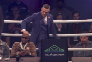 Read more about the article Watch: Mayweather, McGregor in London
