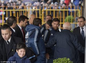 Read more about the article Watch: Messi makes young fan’s day