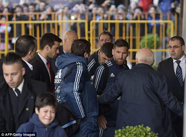 You are currently viewing Watch: Messi makes young fan’s day