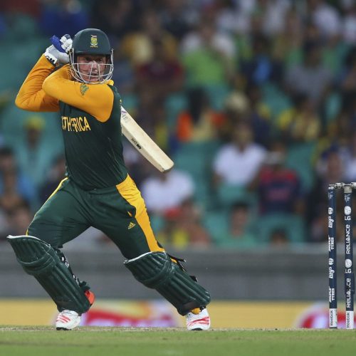 De Kock boosts Proteas to 195