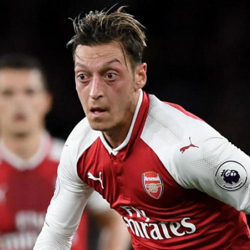 Ozil in talks with Arsenal over new deal