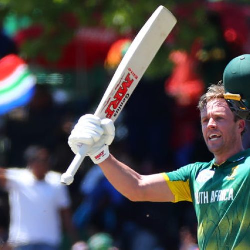 De Villiers blasts back to the top
