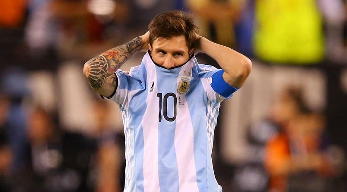 You are currently viewing Batistuta annoyed with Messi