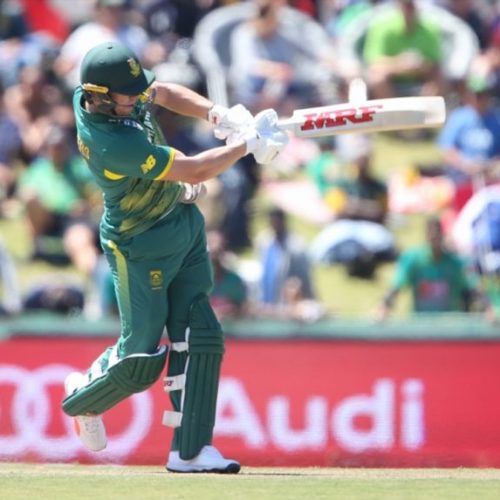 De Villiers smashes Proteas to 353