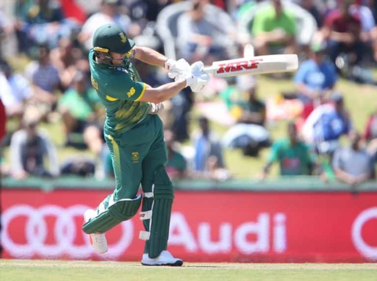 You are currently viewing De Villiers smashes Proteas to 353