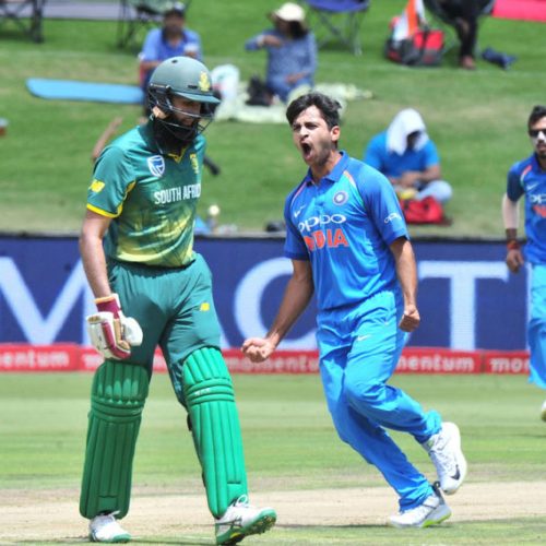 India squeeze fragile Proteas