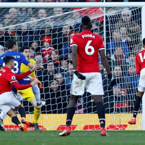 Lingard guides United past Chelsea
