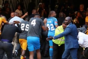 Read more about the article Watch: Chiefs fans turn to hooliganism at FNB Stadium