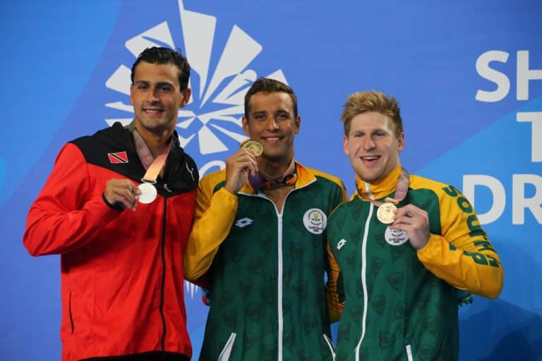 You are currently viewing Le Clos flies to gold but admits he wanted more