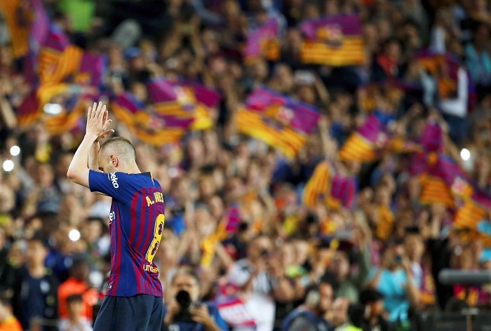 You are currently viewing Iniesta gives emotional Barcelona farewell