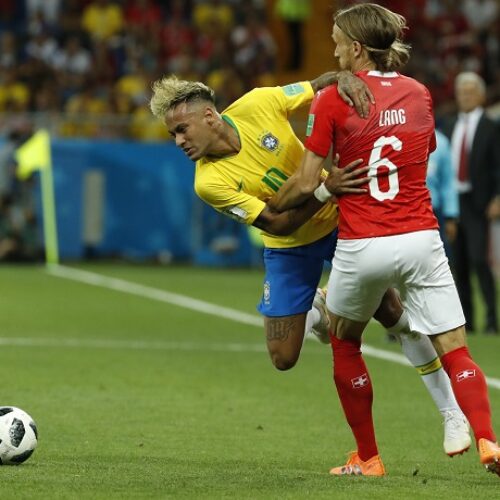 ‘Aching’ Neymar urges referees to intervene