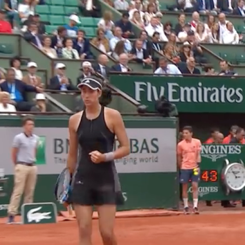 Watch: Muguruza eases past Sharapova