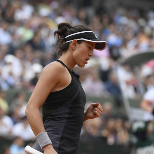 Muguruza crushes Sharapova to reach semi-finals