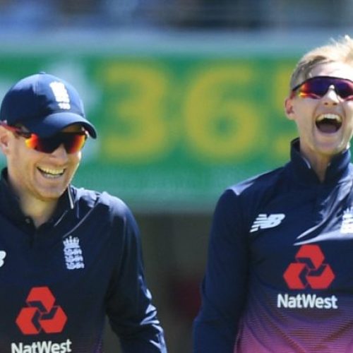 England narrowly defeat new-look Australia