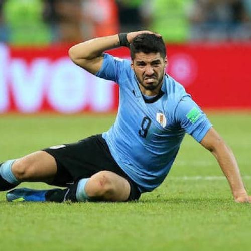 Suarez hurt in Uruguay training, Cavani sits out