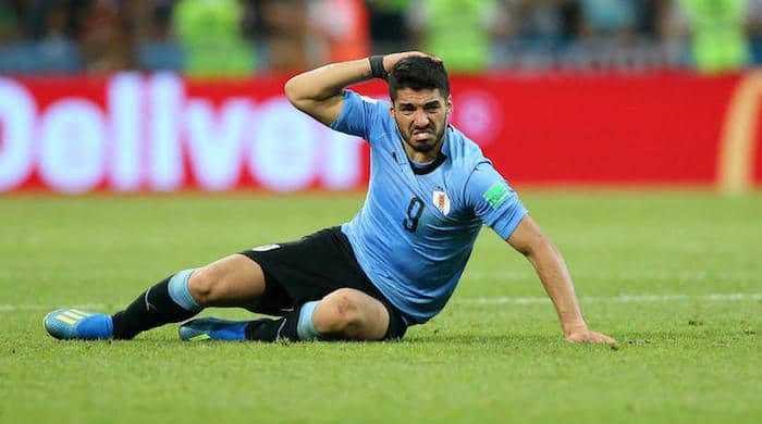 You are currently viewing Suarez hurt in Uruguay training, Cavani sits out
