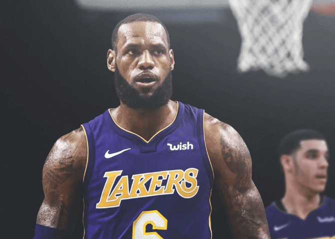 You are currently viewing LeBron joins Lakers on four-year deal