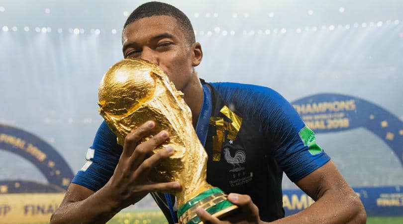 You are currently viewing Mbappe shows off signed Pele shirt
