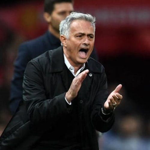 Giggs rallies behind under-fire Mourinho