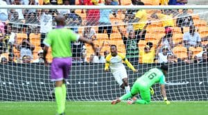 Read more about the article Middendorp backs Vries after error against Sundowns